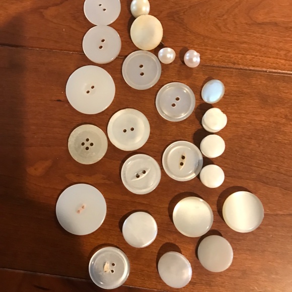 VINTAGE ASSORTMENT OF BUTTONS - Picture 2 of 8